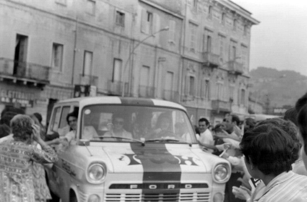 I Pooh ed il loro furgone al Cantagiro del 1969