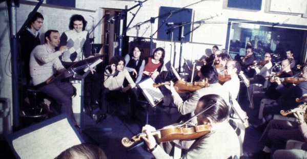 1972 - Giancarlo Lucariello con i Pooh ed il Maestro Gianfranco Monaldi in sala d'incisione durante la registrazione dell'album Alessandra