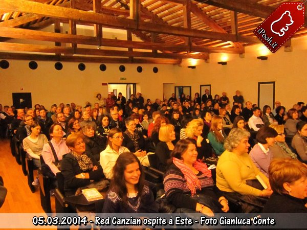 La sala piena di pubblico per Red Canzian