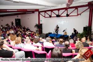 Il pubblico in ascolto allo stage di Dodi Battaglia