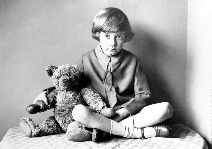 Christopher Robin Milne con il suo orsacchiotto