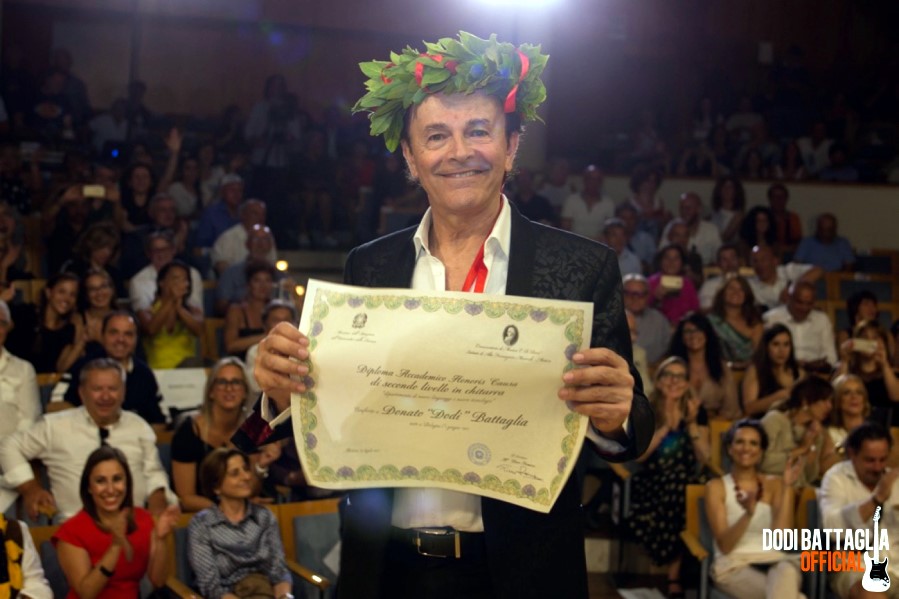 Dodi Battaglia con il diploma e la corona d'alloro