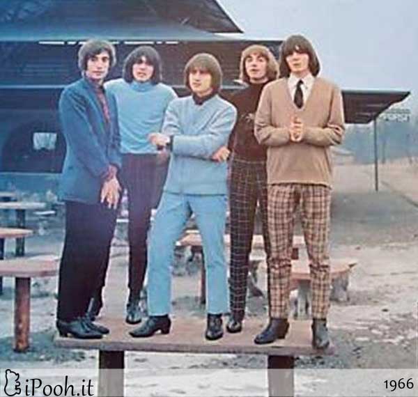 1966 - Località sconosciuta. Da sinistra: Mario Goretti, Riccardo Fogli, Roby Facchinetti, Valerio Negrini, Mauro Bertoli