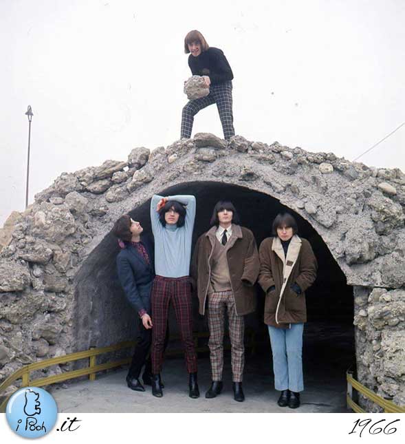 1966 - Località sconosciuta. In alto: Valerio Negrini. Sotto: Mario Goretti, Riccardo Fogli, Mauro Bertoli, Roby Facchinetti