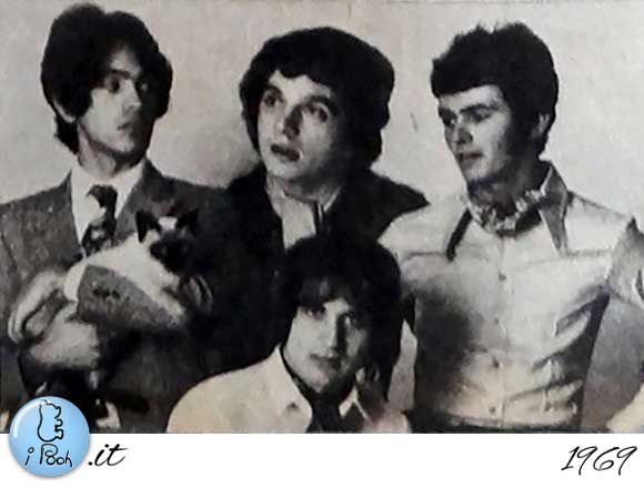 1969 - Da sinistra: Dodi Battaglia, Valerio Negrini, Roby Facchinetti. Seduto Riccardo Fogli. 1969 - Da sinistra: Dodi Battaglia, Valerio Negrini, Roby Facchinetti. Seduto Riccardo Fogli.